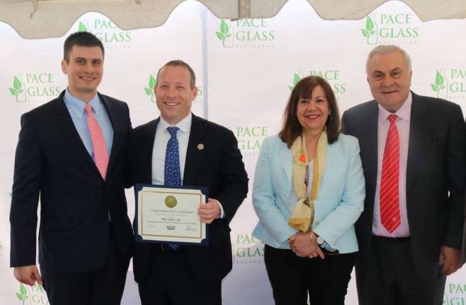 Congressman Josh Gottheimer thanks the leaders of Pace Glass for investing in Fifth District workers and families.