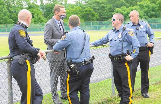Superintendent David Carr speaks with local police officers. (Photo by Vera Olinsky)