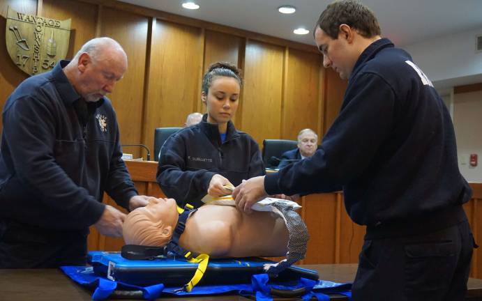 First Aid Squad shows new equipment PHOTOS BY VERA OLINSKI From left, Wantage Township First Aid Squad President Bill DeBoer, Training Officer Kayla Ouellette and Captain Joe Martin demonstrate the new AutoPulse System for the Wantage Township Committee.