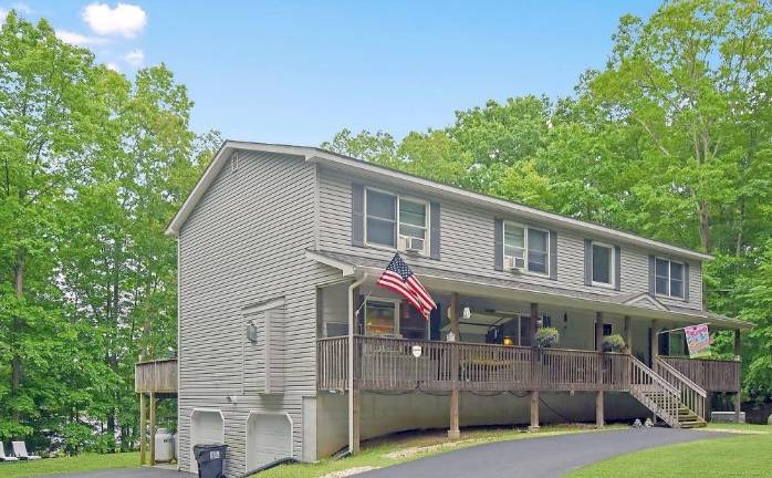 Elegant five-bedroom lakefront colonial is an entertainer’s dream Elegant five-bedroom lakefront colonial is an entertainer’s dream