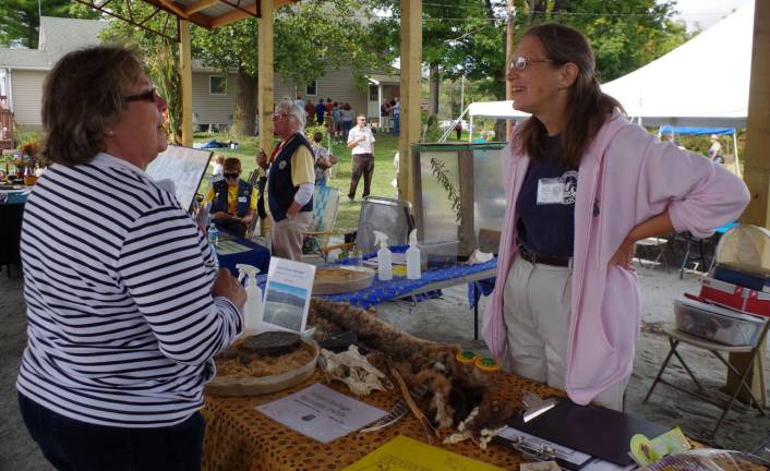 At the right, Giselle Smisko of the Wantage-based Avian Wildlife Center answers a visitors&#xfe;&#xc4;&#xf4; questions.