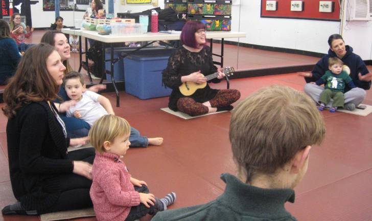 PHOTOS BY JANET REDYKE Bumblesong class begins with an introduction tune.