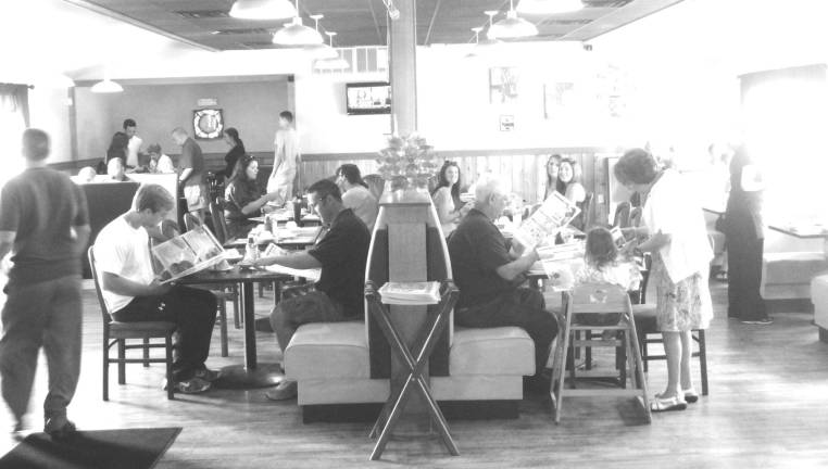 New Franklin diner offers customers a chance to ‘Sit n’ Chat’ Photos by Scott Baker The early afternoon lunch crowd files in and prepares to order at Franklin's Sit n' Chat Diner.