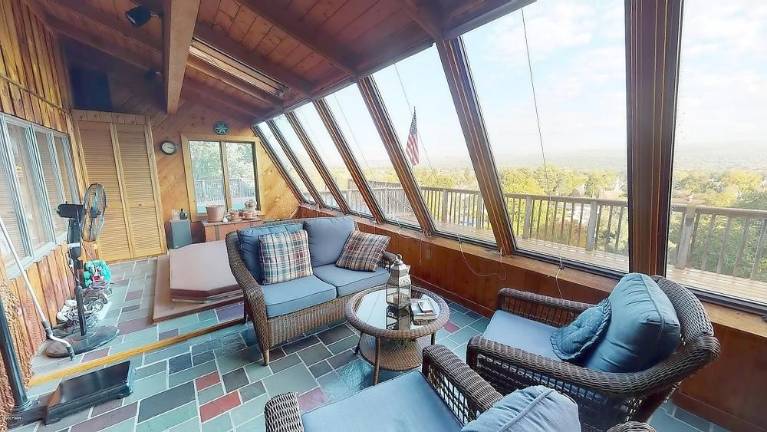 Custom four-bedroom saltbox offers breathtaking views Custom four-bedroom saltbox offers breathtaking views