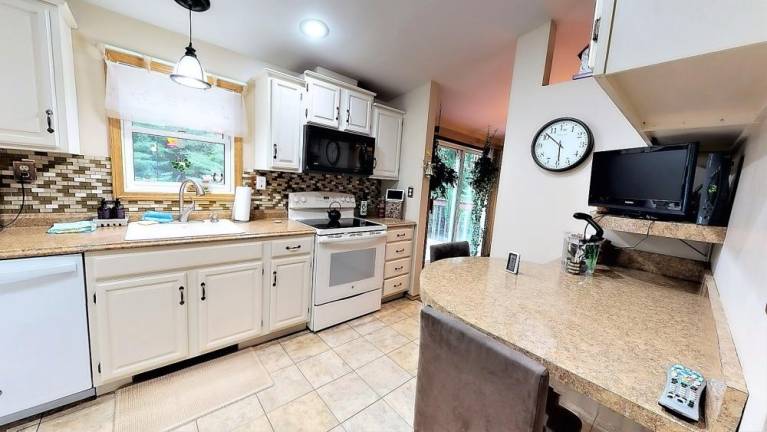 Enjoy nature and easy living in this country home Enjoy nature and easy living in this country home