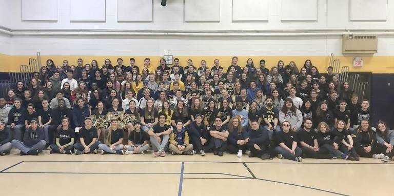 Vernon schools hold recruitment day Group picture with all athletes, band and thespians.