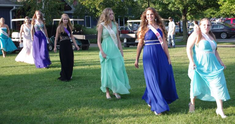 A parade of pageant contestants on the move.