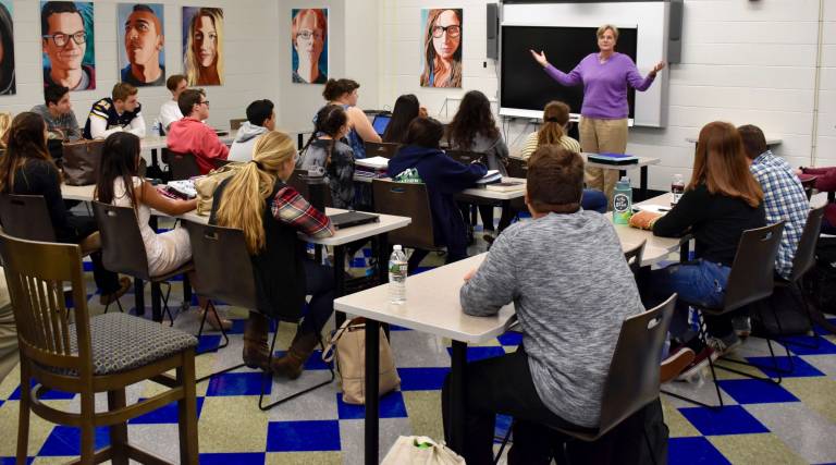 Third party candidate speaks to class