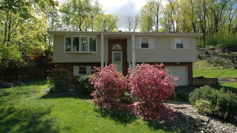 Barry Lakes home waits for new owner Barry Lakes home waits for new owner