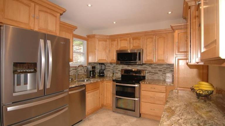 Barry Lakes home waits for new owner Barry Lakes home waits for new owner