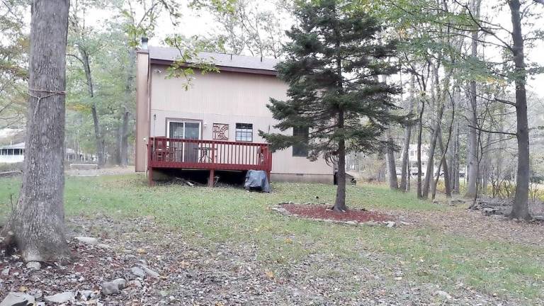 Three-bedroom home has lake access and a great location