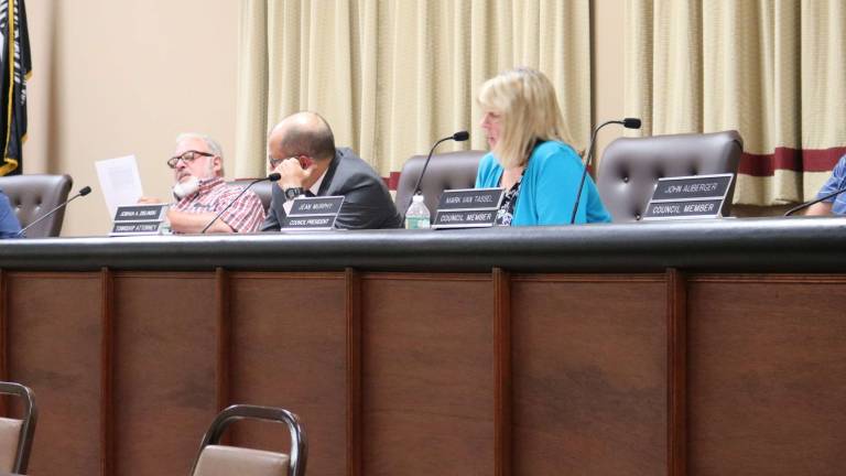 Public opposes property ordinance Public opposes property ordinance