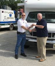 SCARC Director of Facilities, Transportation and Risk Management Tony Barile hands the keys of teh minbus to Blue Ridge Captain Craig Fary.