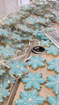Pretty snow-flake themed cookies from Two Teaspoons Bakery &amp; Cake Studio were made for the racers.
