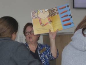 Kathy Cafasso of the New Jersey State Fair demonstrates a storytime, focusing on healthy foods, for teachers at the workshop. (Photo by Janet Redyke)