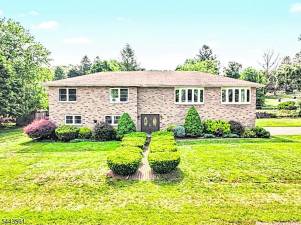 Raised ranch in Lake Conway