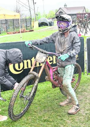 <b>Luisa Leonard gets her bike's tires filled with air.</b>