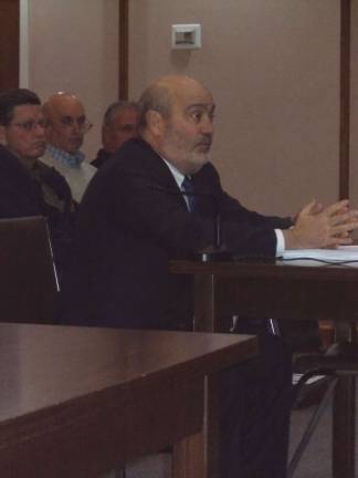 Photo by Vera Olinski Attorney M. Richard Valenti gives status on Sussex Airport Sale to Wantage Committee.