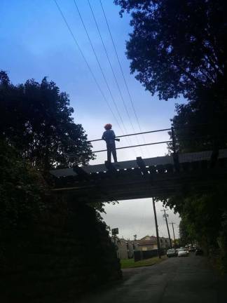 Photo courtesy of Facebook Police confirmed that there was an incident on the bridge above Walsh Road in Newburgh, N.Y., &lt;a href=&quot;http://hudsonvalleypost.com/police-investigate-creepy-clown-with-gun-on-hudson-valley-bridge/?trackback=tsmclip&quot;&gt;according to reports&lt;/a&gt;, and that the clown &lt;a href=&quot;http://newyork.cbslocal.com/2016/10/03/nypd-creepy-clowns/&quot;&gt;was&lt;/a&gt; a 17-year-old boy with a BB gun.