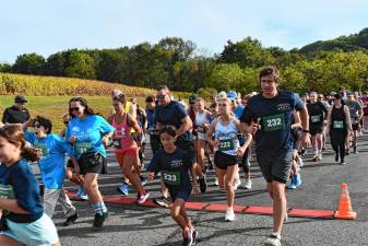 <b>Participants begin the 5K Family Run/Walk on Saturday, Sept. 27 at Woodbourne Veterans Memorial Park in Wantage. (Photos by Maria Kovic)</b>
