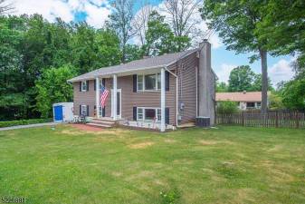 Bi-level bargain in Highland Lakes