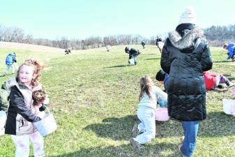 <b>Wantage children hunt for Easter eggs.</b>