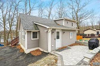 Well-maintained custom ranch awaits in Highland Lakes