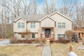 Bi-level bargain in Highland Lakes