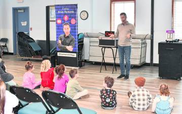 <b>Brian Richards talks to kids about reading.</b>