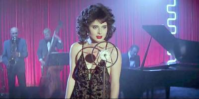 Isabella Rossellini sings in <i>Blue Velvet</i>