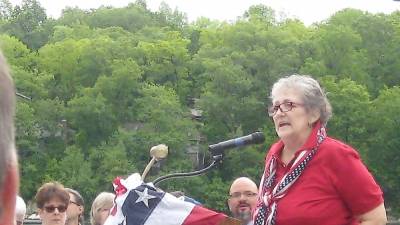 Highland Lakes Senior Club President Joyce Healy welcomes residents to the lake community’s Memorial Day service.