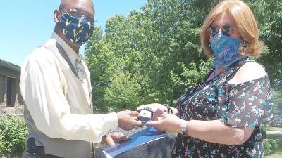 Simone Kraus presents the Pride Award to Vernon Township Mayor Howard Burrell. (Photo by Frances Ruth Harris)