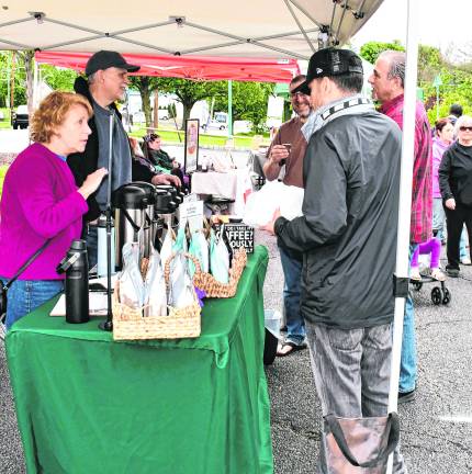 <b>Customers shop at the Sussex Farmer's Market.</b>