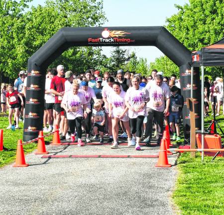 <b>Adrienn Kovacks' family (pink shirts) at the start of hte race.</b>