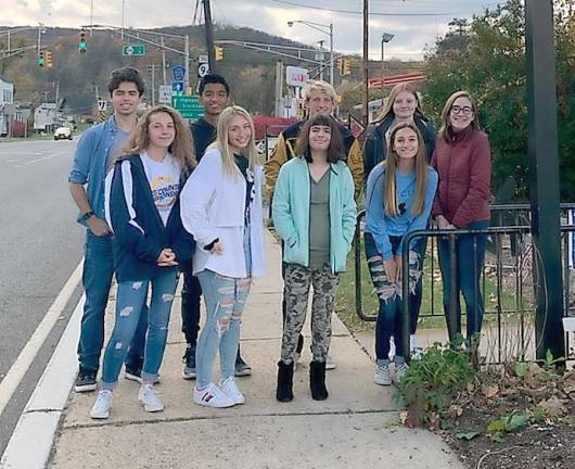 Ten members of the Vernon Township High School Key Club volunteered their time last month to serve lunch to thirty veterans who currently reside at the Lyons Veterans Hospital in Basking Ridge. The Key Club members also provided each veteran with a gift bag of toiletries and treats.