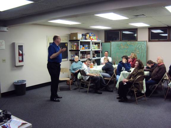 Mark Kleindienst talks to parents and teens at the workshop.