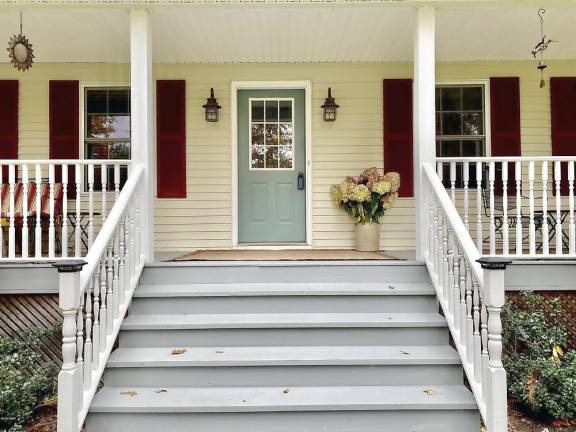 Cape Cod with three bedrooms is surrounded by nature