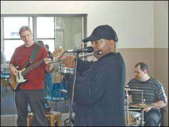 Jazz trio plays at college