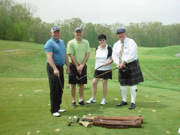Poto courtesy John Whiting Mark Lomauro, Jack Corcoran &amp; Buffy Whiting get instructions on using hickory shafted 1934 golf clubs by John, Ballyowen Starter.