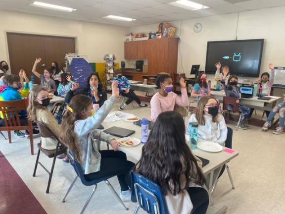 Fifth grade newspaper club hosts Straus News Staff