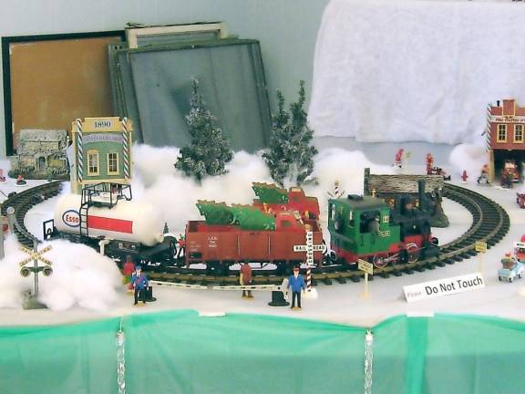 Choo-choo chugs through a Christmas scene at the train show (Photo by Janet Redyke)