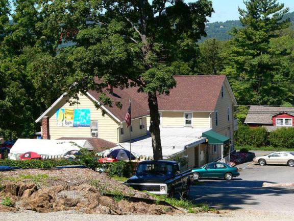 Vernon Inn gets approval for lot; agrees to cooperate with neighbors