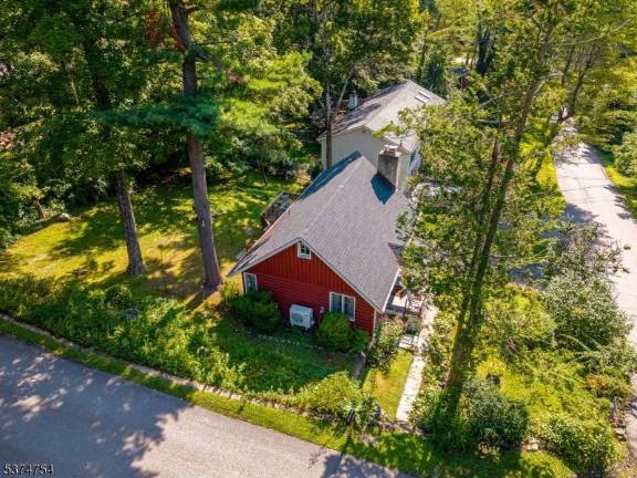 Real estate: Charming lakestyle cottage