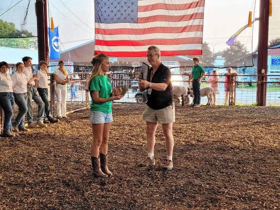 <b>Dave Foord, 4-H senior program coordinator, presents an award to Sophie Stefankiewicz, who won in the plants and horticulture category for her hydrangea.</b>