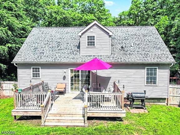 Home in desirable Highland Lakes