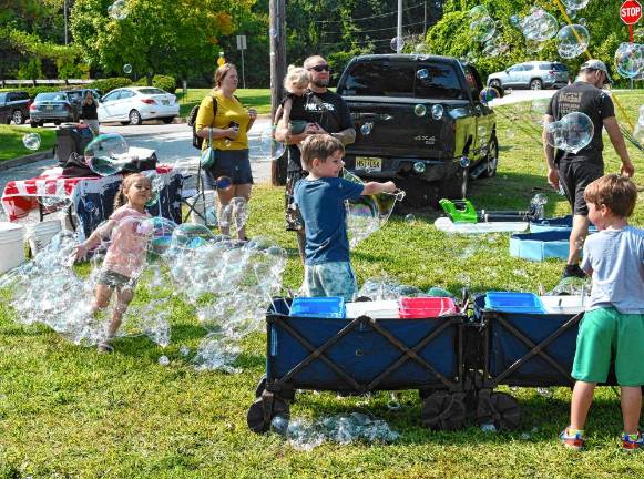<b>Children play with bubbles during the 10th annual Vernon Street Fair on Saturday, Sept. 14. (Photo by Maria Kovic)</b>