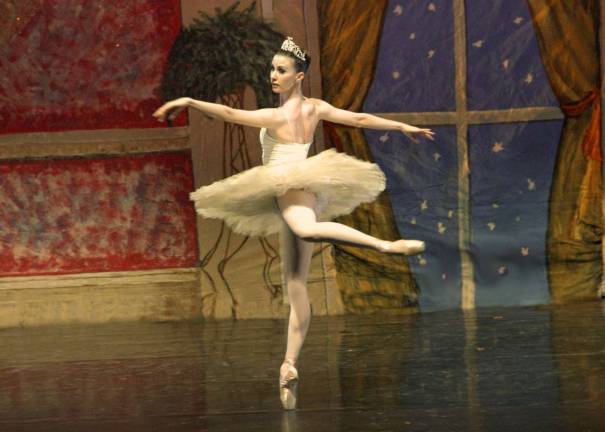 Photo credit Dorothy Wasserman Soloist Elisabeth Holowchuck in NJCYB&#xfe;&#xc4;&#xf4;s The Nutcracker.
