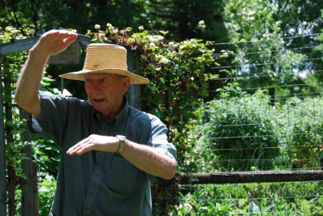 Gardener Frank Hennion welcomes attendees into his backyard where he grows garlic, kale, asparagus, peppers, lettuce, rhubarb, zucchini, oregano, peas, cucumbers, dill, pumpkins, tomatoes, and more.