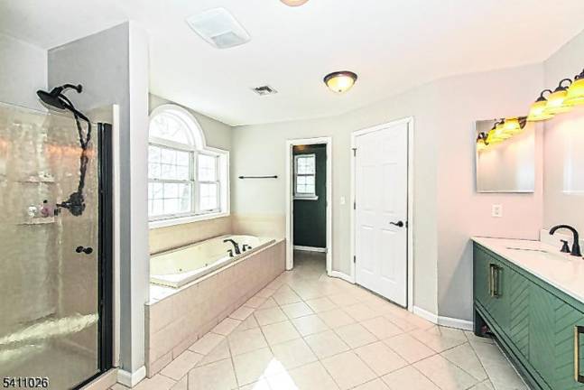 A colonial gem in Glenwood