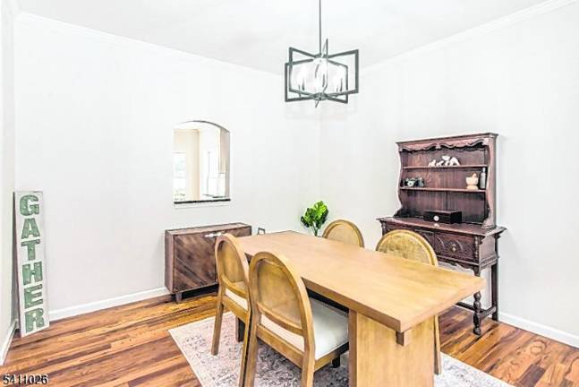 A colonial gem in Glenwood